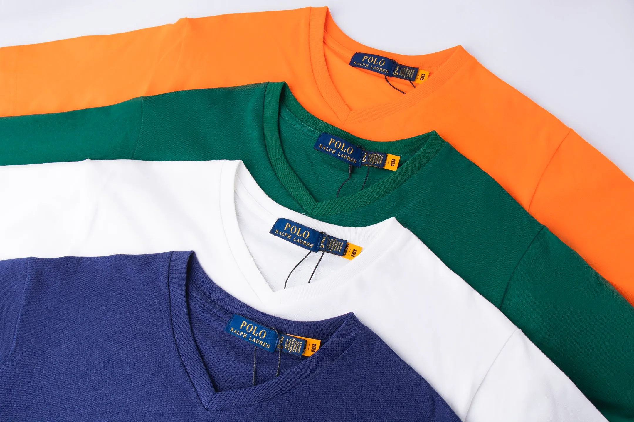 P126 Style number: 512 Ralph Lauren/Ralph Lauren 2025 new summer color matching pure cotton 240g Tajima embroidery V-neck T-shirt. The main logo on the neck has a QR code mark, which can be scanned for verification. The Tajima embroidery machine imported from Japan is used to create the pony mark, which is brightly colored. Distinguish the low-quality products on the market. 32 counts, 240g hydrophilic toner, 100% cotton fabric, comfortable and soft, highly breathable, focusing on high-end cost-effectiveness, needless to say good quality. Available in a variety of colors, both boys and girls can try this genderless style, giving them a yuppie tone in no time. Immerse yourself in your leisurely style, and have your own style in retro. Natural, vivid and very French romantic feelings, perfectly integrating youthful atmosphere and trend. Color: white, orange, navy blue, dark green Size: S-xL S Shoulder width 44 Bust 104 Sleeve length 23 Clothing length 72 M Shoulder width 45 Bust 108 Sleeve length 24 Clothing length 74 L Shoulder width 46 Bust 112 Sleeve length 25 Clothing length 76 xL Shoulder width 47 Bust 116 Sleeve length 26 Clothing length 78